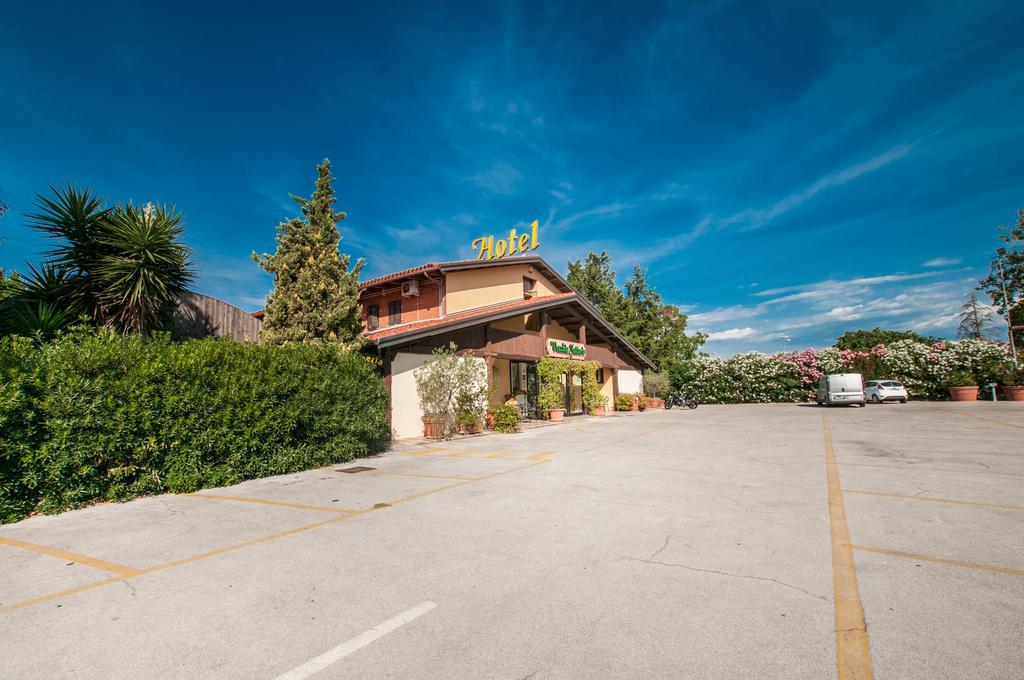 La Vecchia Fattoria Loreto Exterior foto