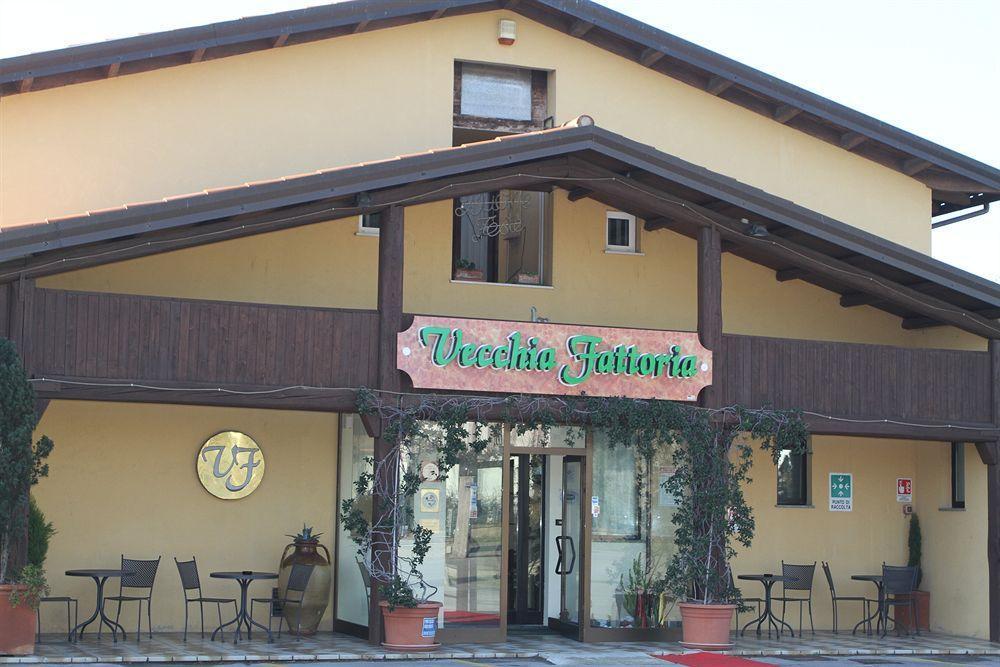 La Vecchia Fattoria Loreto Exterior foto